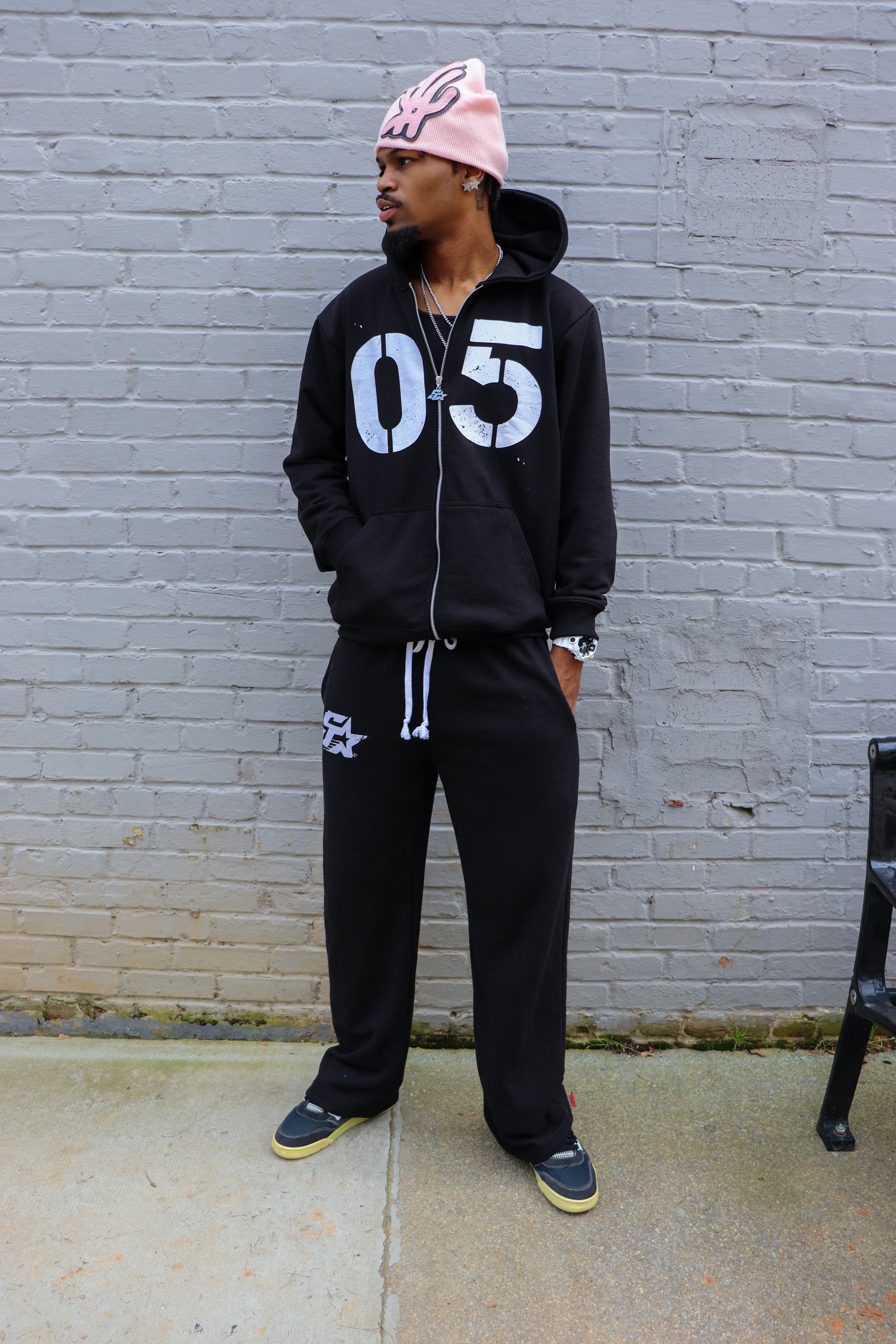 05 HOODIE BLACK